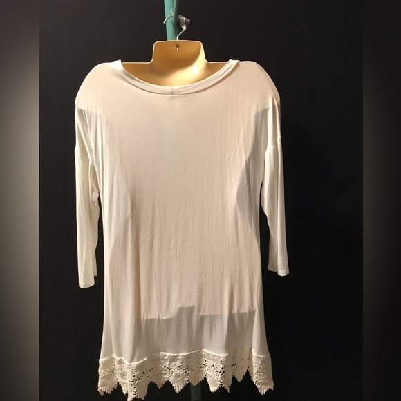 NWT BEAUTIFUL WHITE 3/4 SLEEVE BOUTIQUE TOP WITH COTTON LACE TRIM - Picture 1 of 5